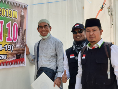 Persiapan Wukuf, Bupati Kuansing dan Tim TPHD Pasang Spanduk di Arafah dan Mina
